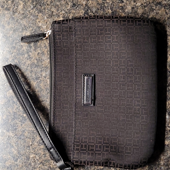Tommy Hilfiger Handbags - 🌻5/$20 Tommy Hilfiger Wristlet